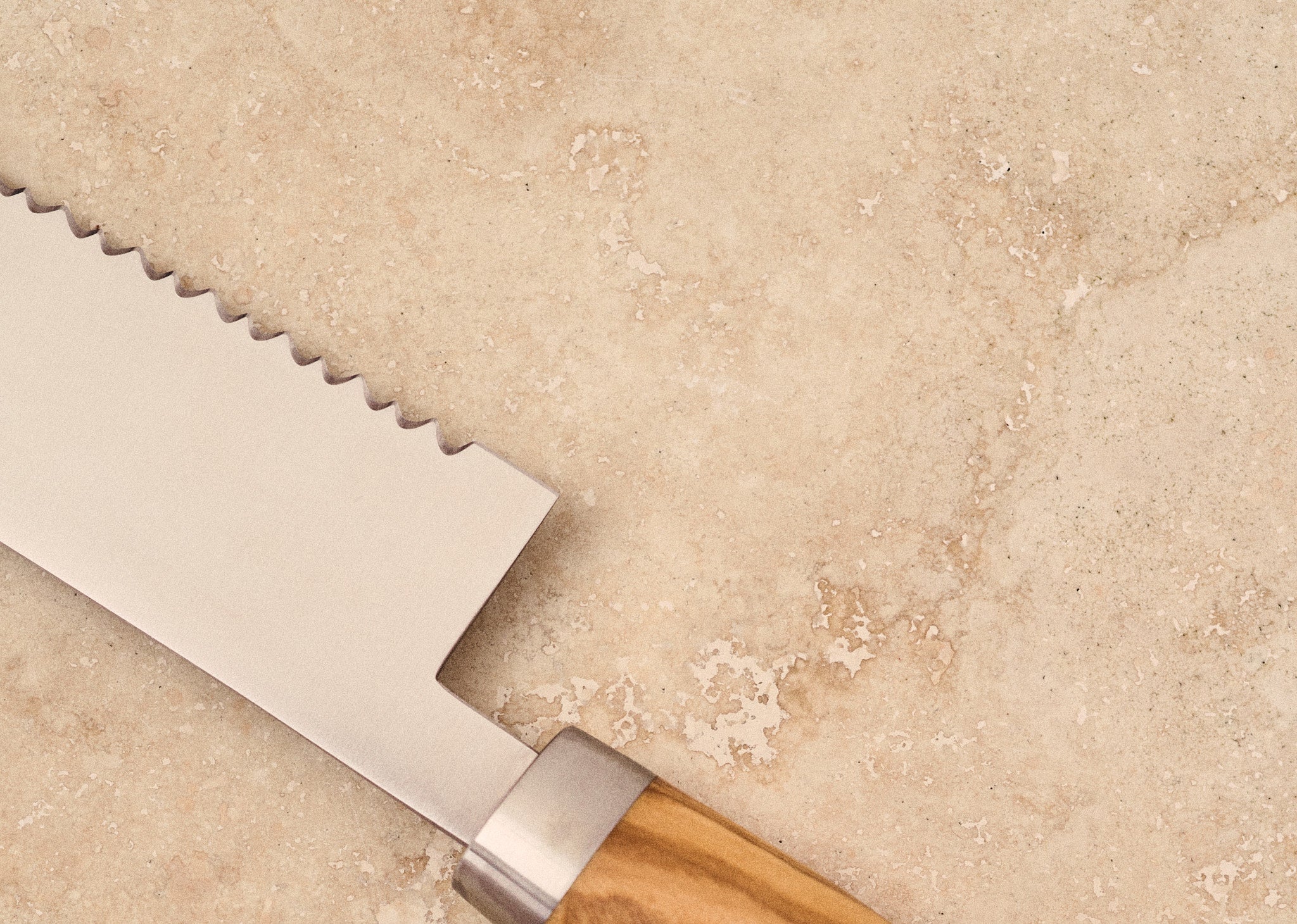 Ein gutes Brotmesser gehört zu jeder Küchenausstattung