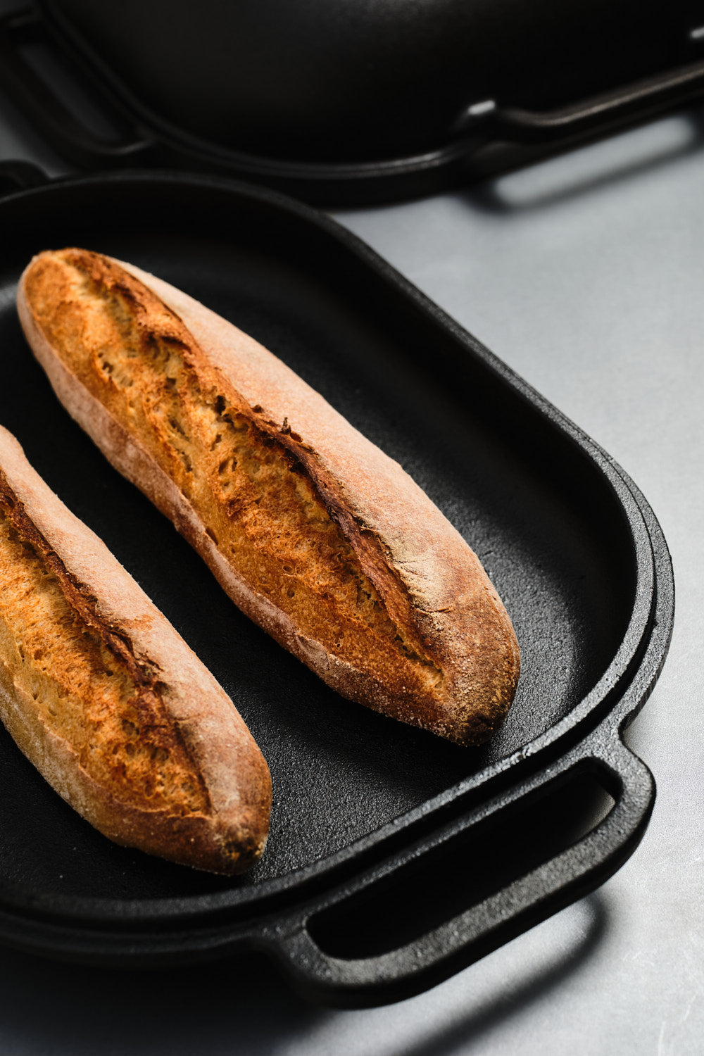 Challenger Bread Pan – Gusseisen Brotbackform mit Demi Baguette