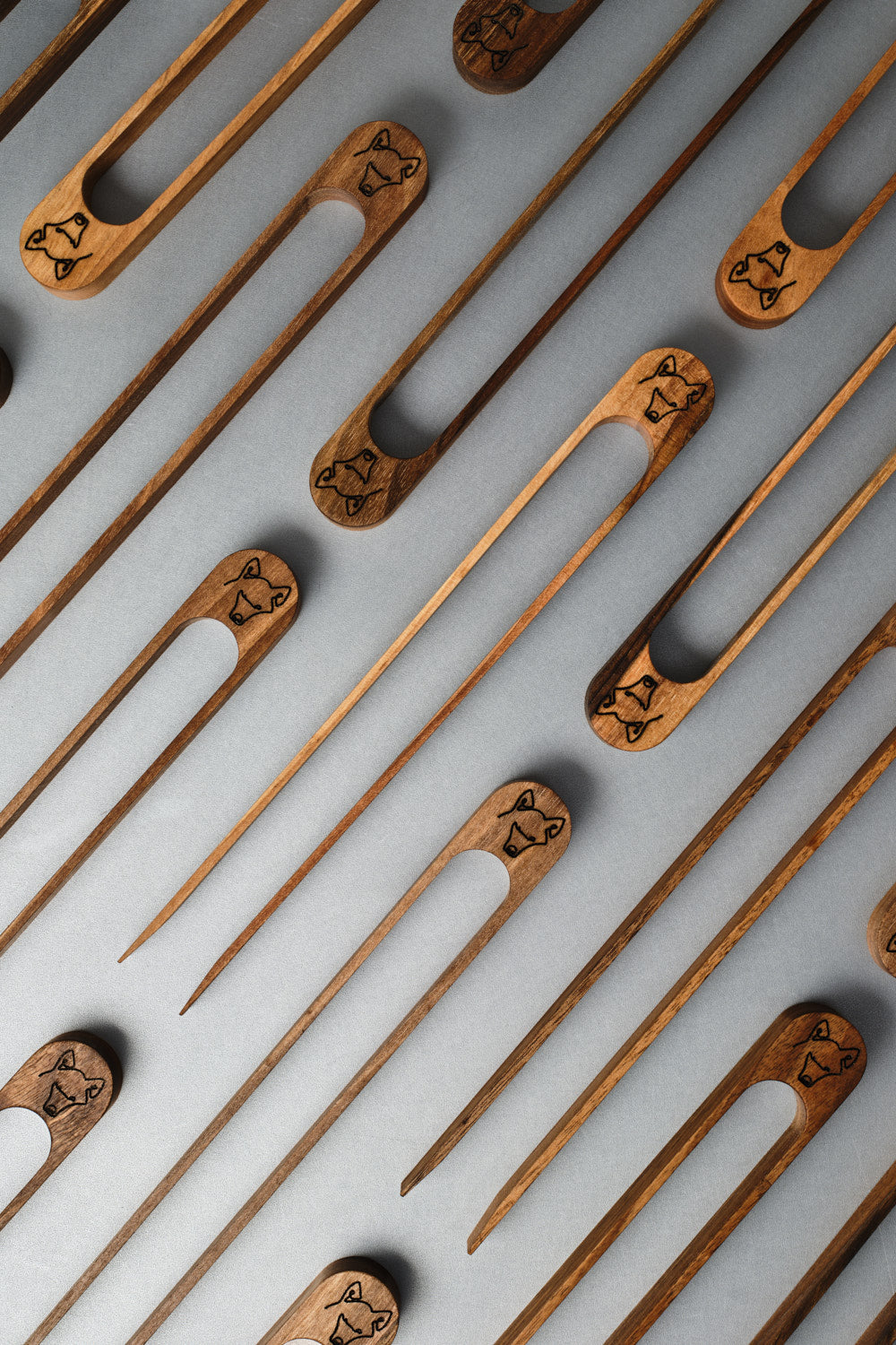 Walnussholz Toastzangen mit ROGGENWOLF Emblem