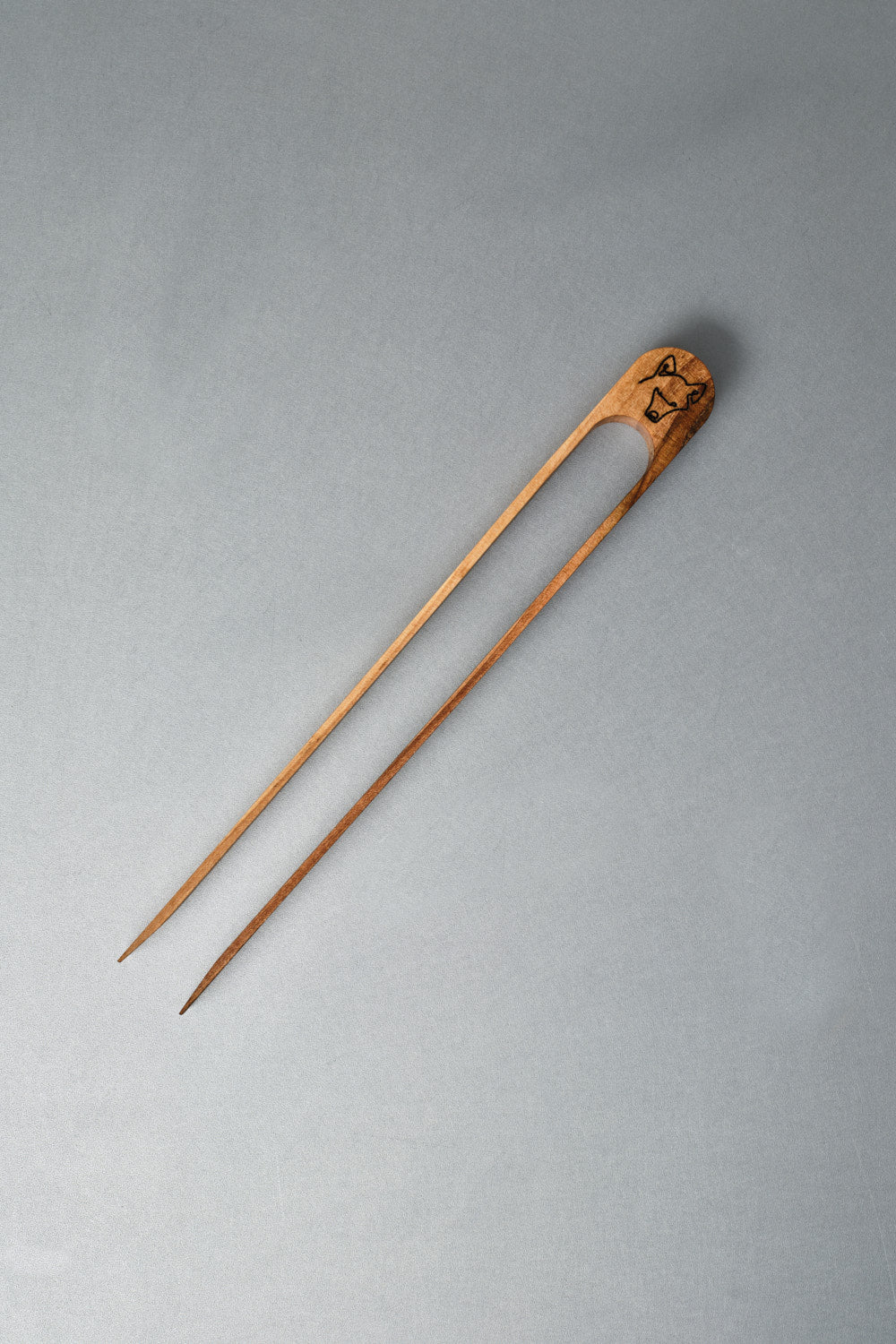 Walnussholz Toastzange mit ROGGENWOLF Emblem