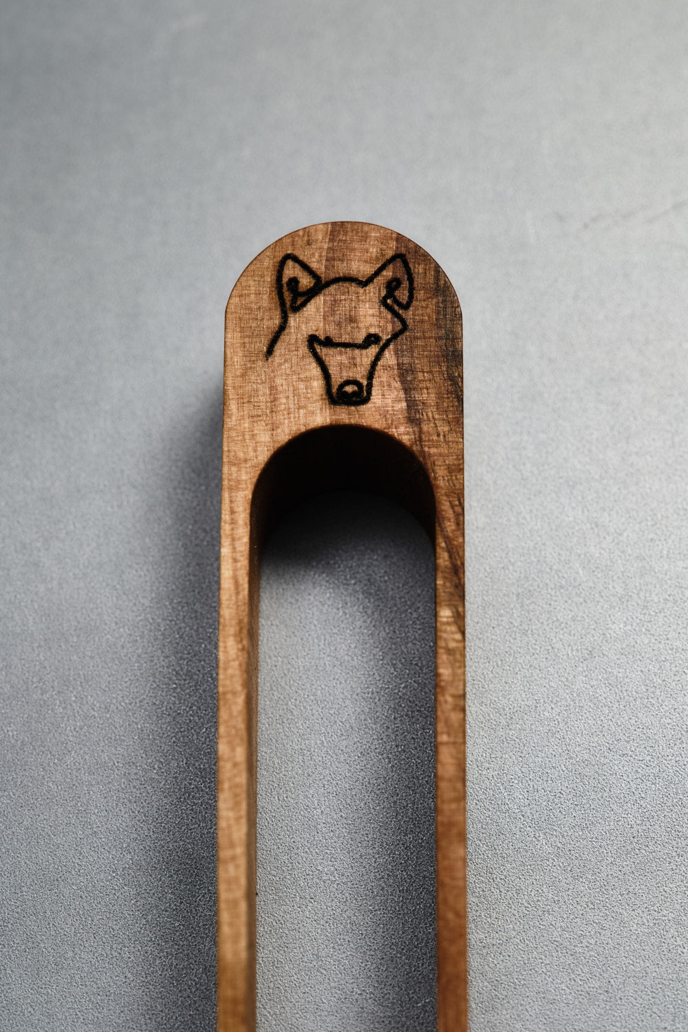 ROGGENWOLF Emblem auf Walnussholz Toastzange