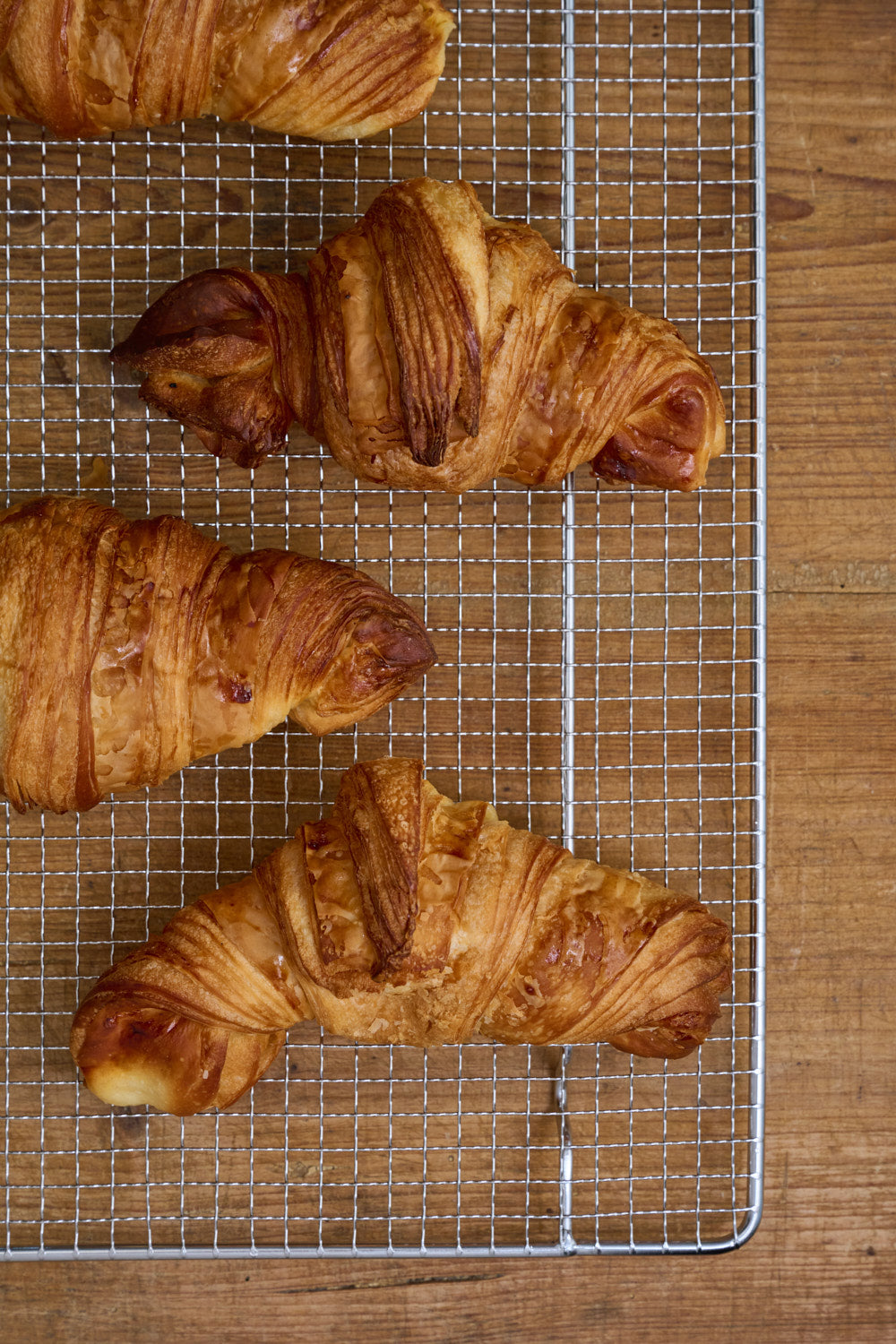 Eckiges Abkühlgitter aus Edelstahl mit Croissants