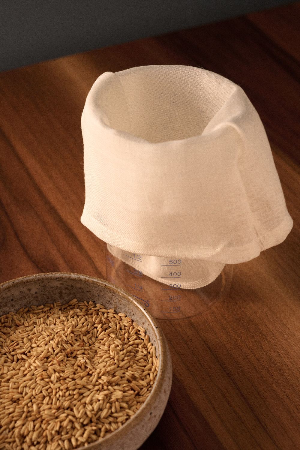 Seihbeutel um Nussmilch oder Getreidemilch selbst herzustellen