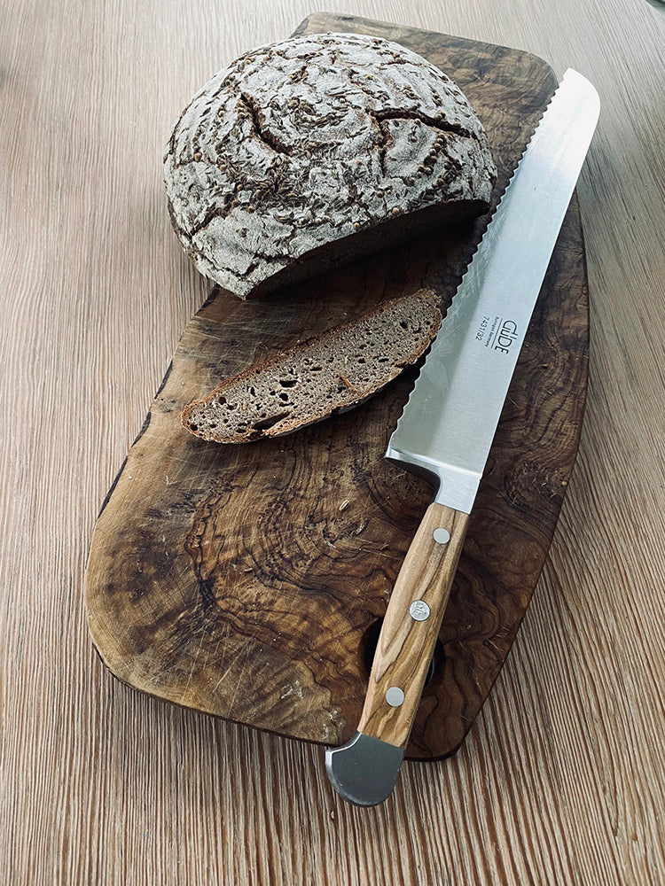 Die Teilnehmerin Christine aus Friedrichsfehn hat ihr Schumacherbrot mit vielen Gewürzen gebacken und es für ihr Foto mit dem Brotmesser von Güde angeschnitten.