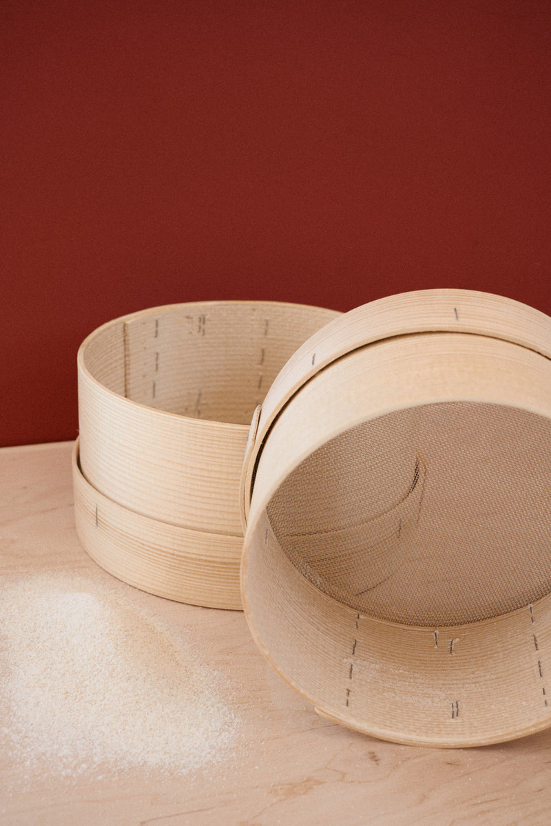 Traditionelles Holzrandsieb zum sieben von Mehl