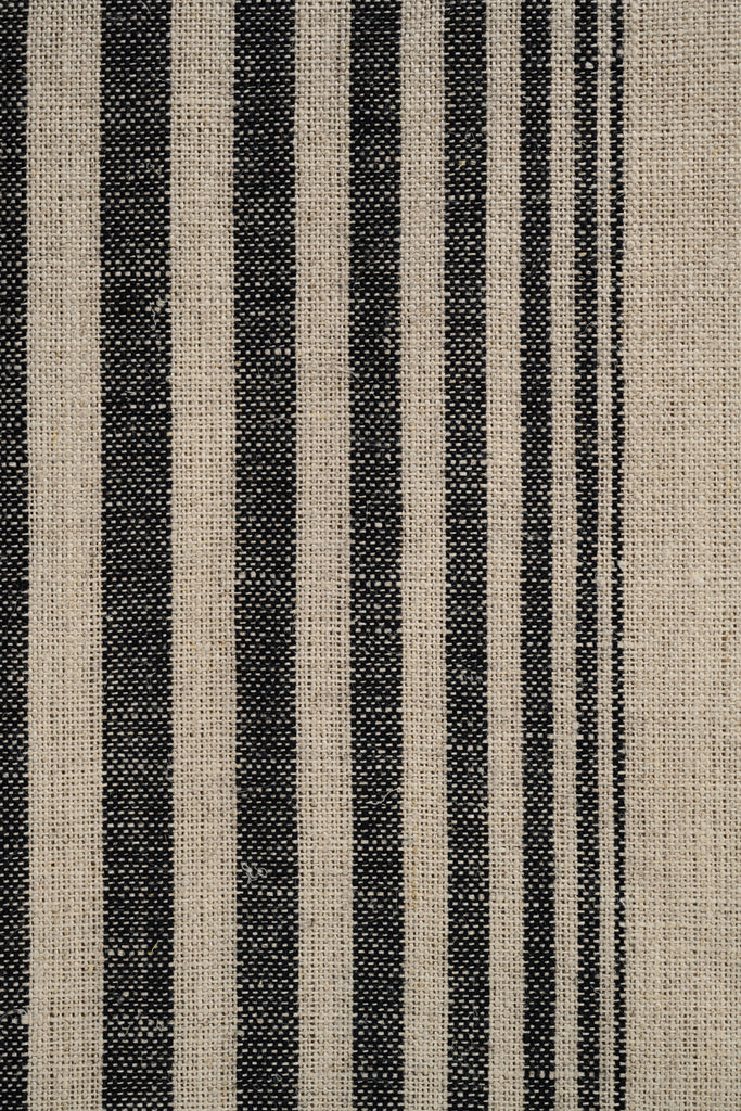 Textil Detail von Leinen Geschirrtuch natur mit schwarzen Streifen